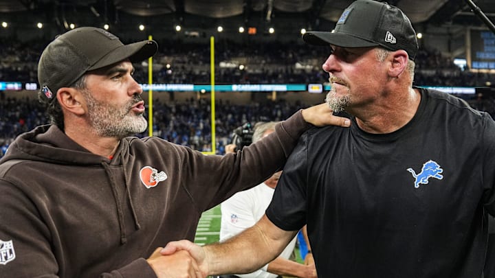 Detroit Lions head coach Dan Campbell, right, shakes hands with Cleveland Browns head coach Kevin Stefanski 