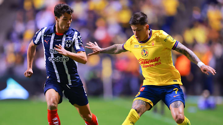El español Óliver Torres de Rayados y el uruguayo Brian Rodríguez del América durante la final de Ida El español Óliver Torres de Rayados y el uruguayo Brian Rodríguez del América durante la final de Ida