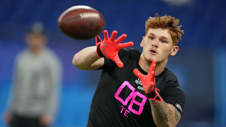 Feb 28, 2025; Indianapolis, IN, USA; Oregon tight end Terrance Ferguson (TE08) participates in drills during the 2025 NFL Combine at Lucas Oil Stadium. Mandatory Credit: Kirby Lee-Imagn Images
