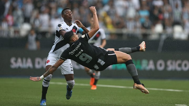 Tiquinho Soares foi o artilheiro do Botafogo na última temporada, com 29 gols em 54 jogos