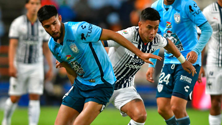 Mauricio Isaís (hoy en Toluca) y el argentino Maxi Meza de Rayados durante el Clausura 2024. Mauricio Isaís (hoy en Toluca) y el argentino Maxi Meza de Rayados durante el Clausura 2024.