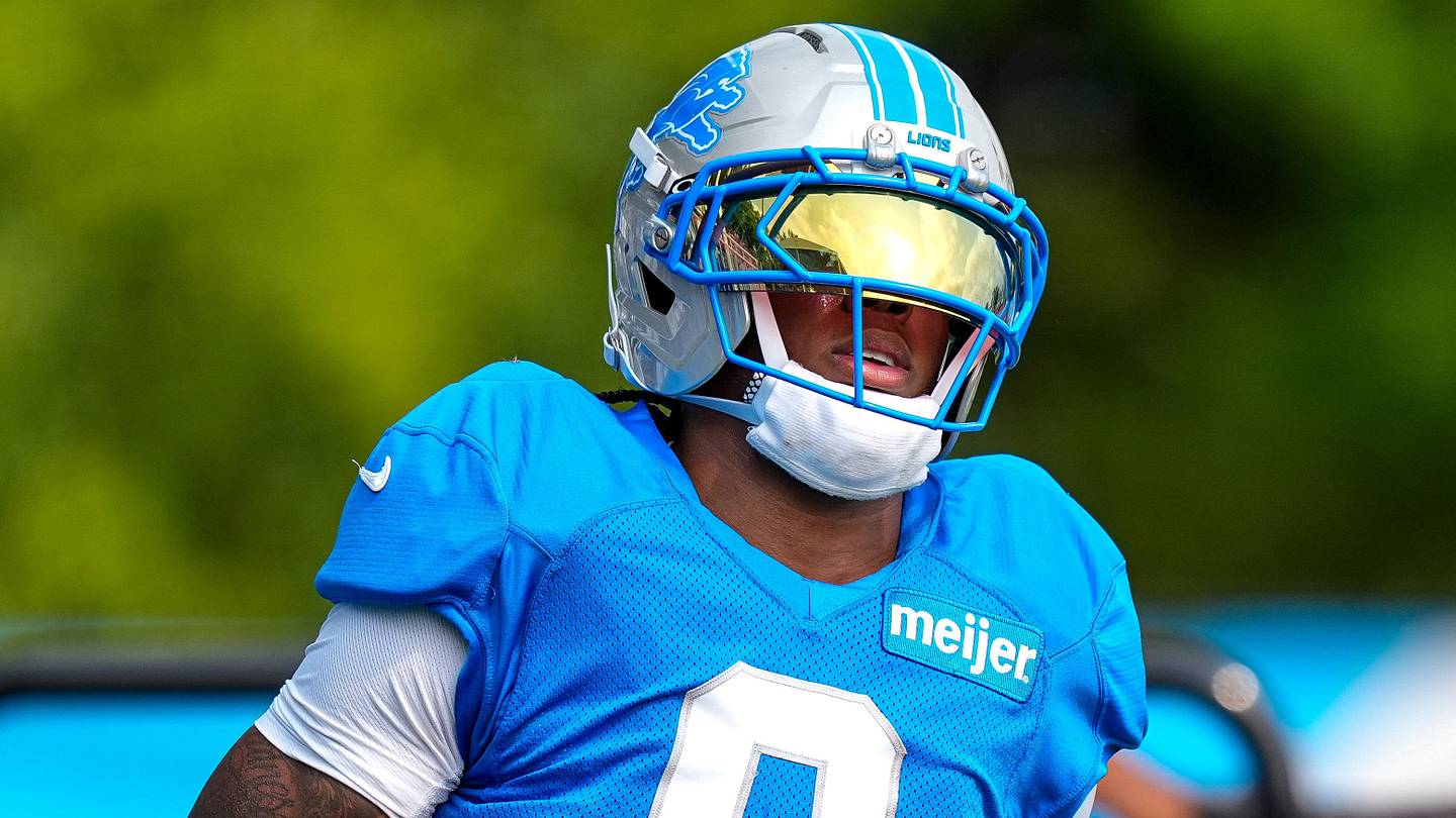 Detroit Lions in allenamento durante il Training Camp 2026, con giocatori in azione e coach Dan Campbell in campo