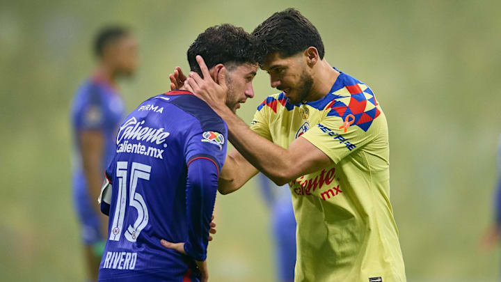 Henry Martín (right) consoles Ignacio Rivero (left) after América defeated Cruz Azul in the Clausura 2024 final
