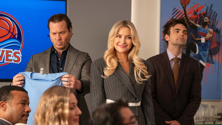 Running Point. (L to R) Scott MacArthur as Ness Gordon, Kate Hudson as Isla Gordon and Drew Carver as Sandy Gordon in Episode 102 of Running Point