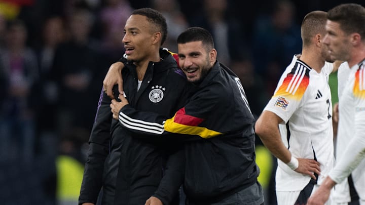 Deniz Undav herzt Jamie Leweling nach dessen DFB-Debüt Deniz Undav herzt Jamie Leweling nach dessen DFB-Debüt