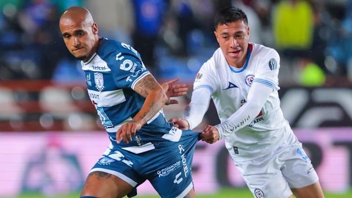 Luis 'Chaka' Rodríguez es marcado de cerca por Andrés Montaño