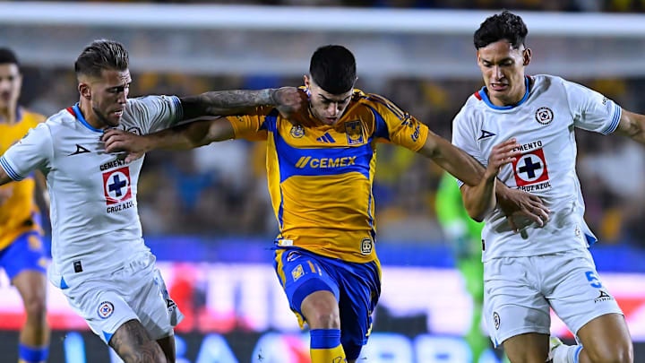 Gonzalo Piovi (left) and Jesús Orozco chase down Juan Brunetta during the last meeting between Tigres and Cruz Azul.
