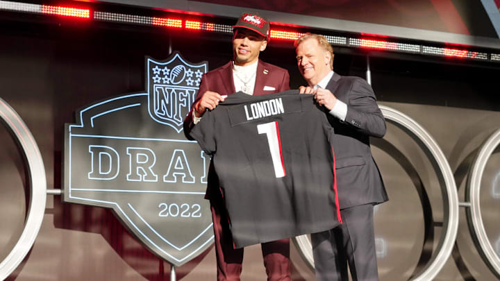 Apr 28, 2022; Las Vegas, NV, USA; USC wide receiver Drake London with NFL commissioner Roger Goodell after being selected as the eighth overall pick to the Atlanta Falcons during the first round of the 2022 NFL Draft at the NFL Draft Theater. Mandatory Credit: Kirby Lee-Imagn Images