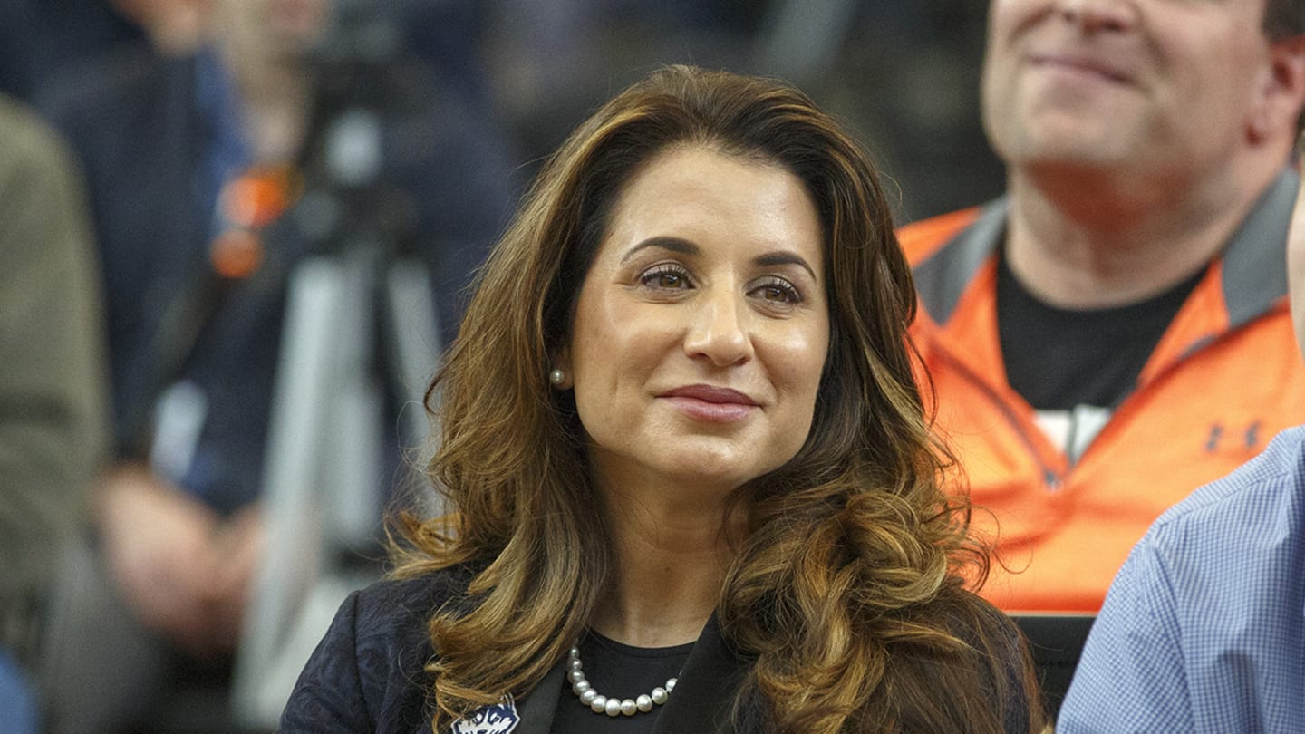 Dan Hurley's Wife Andrea Catches Eyes in UConn Outfit Before National Championship