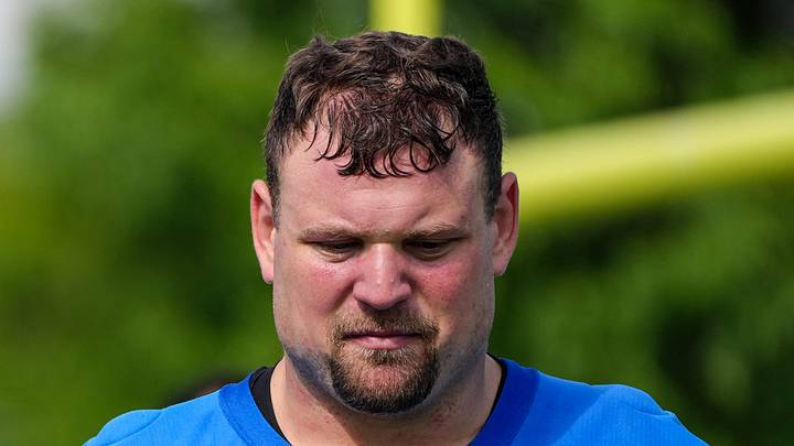 Kevin Zeitler walks off the field