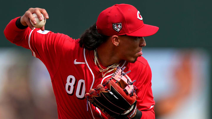 Cincinnati Reds shortstop Edwin Arroyo fields a groundball Cincinnati Reds shortstop Edwin Arroyo fields a groundball