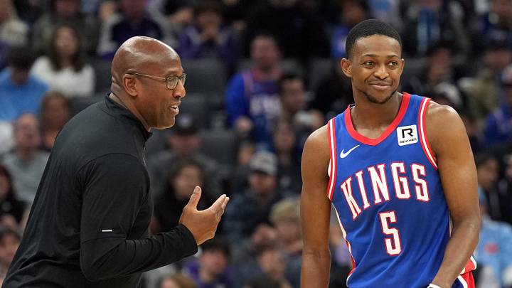 Nov 16, 2024; Sacramento, California, USA; Sacramento Kings head coach Mike Brown (left) talks with guard De'Aaron Fox (5) during the second quarter against the Utah Jazz at Golden 1 Center. Mandatory Credit: Darren Yamashita-Imagn Images Nov 16, 2024; Sacramento, California, USA; Sacramento Kings head coach Mike Brown (left) talks with guard De'Aaron Fox (5) during the second quarter against the Utah Jazz at Golden 1 Center. Mandatory Credit: Darren Yamashita-Imagn Images