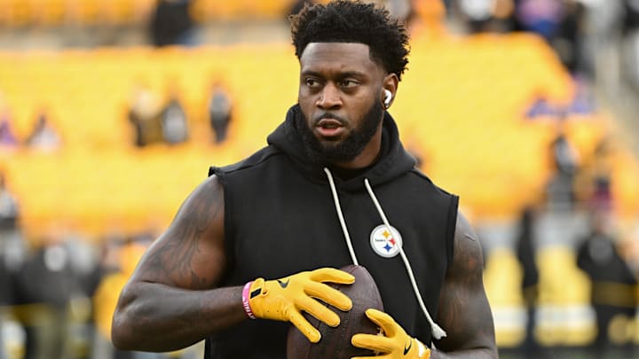 Pittsburgh Steelers linebacker Patrick Queen warms up for a game against the Buffalo Bills at Acrisure Stadium. Pittsburgh Steelers linebacker Patrick Queen warms up for a game against the Buffalo Bills at Acrisure Stadium.