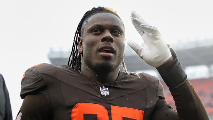 Cleveland Browns tight end David Njoku (85) walks off the field after the game against the Tennessee Titans 