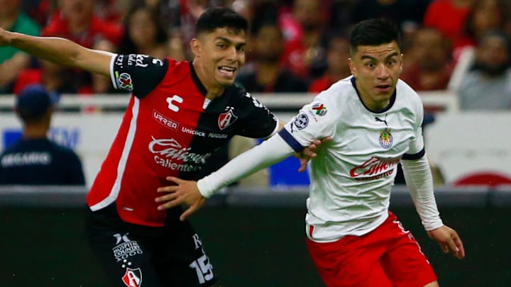 Diego Barbosa del Atlas y Fernando Beltrán de Chivas durante la fase regular del Clausura 2023 de la Liga MX.