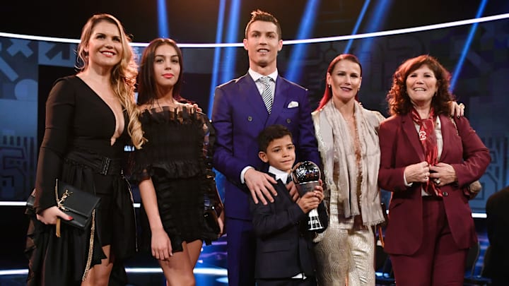 Cristiano Ronaldo junto a Georgina Rodríguez, su madre y sus dos hermanas 