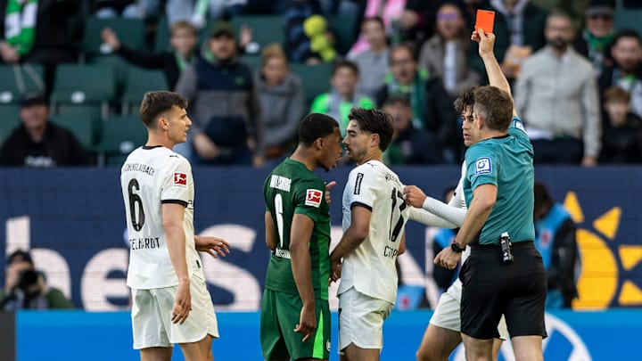 Jens Castrop fliegt vom Platz nach Grätsche gegen den Wolfsburger Sael Kumbedi