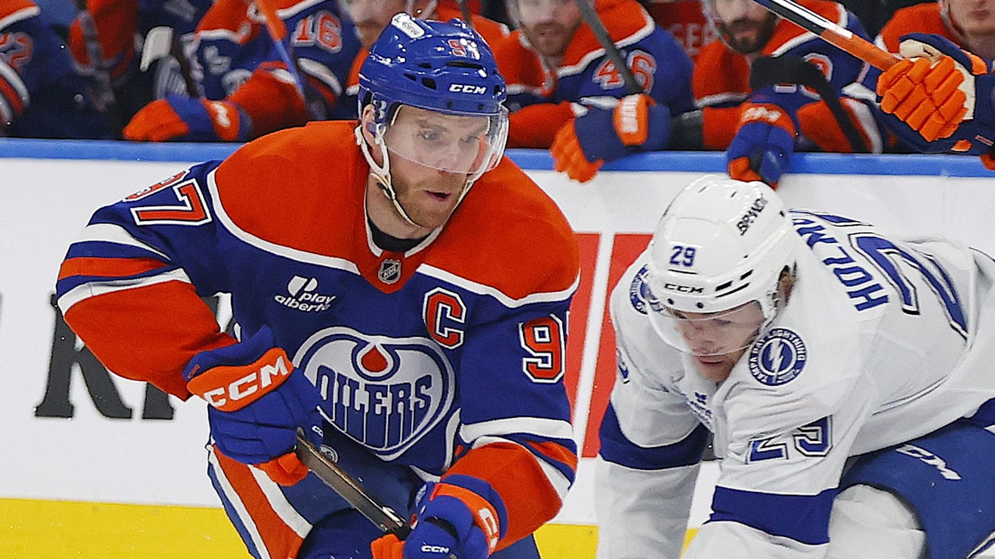 Oilers Star Chases 400 Goals While Team Battles for Playoff Survival