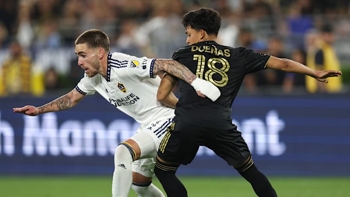 El neozolandés Tyler Boyd del Galaxy compite con Erik Dueñas de LAFC en El Clásico del Tráfico.