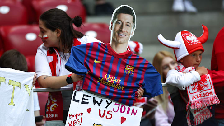 Torcida do Barcelona demonstra apoio à contratação do polonês