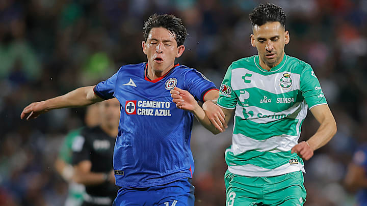 Alexis Gutiérrez de Cruz Azul y Raúl López de Santos Laguna durante el Clausura 2024