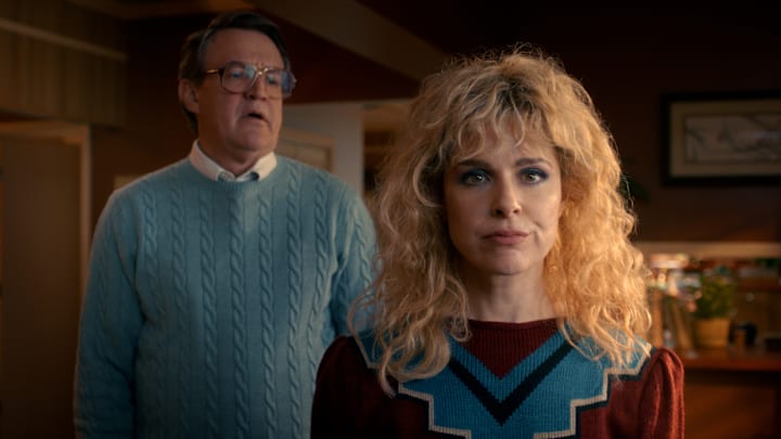 STRANGER THINGS: 5. SEZON. (Soldan sağa) Joe Chrest, Ted Wheeler rolünde ve Cara Buono, Karen Wheeler rolünde, Stranger Things: 5. Sezon'da. STRANGER THINGS: 5. SEZON. (Soldan sağa) Joe Chrest, Ted Wheeler rolünde ve Cara Buono, Karen Wheeler rolünde, Stranger Things: 5. Sezon'da.