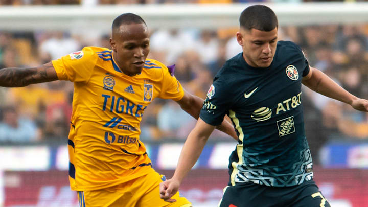 El colombiano Luis Quiñones (Tigres) y el paraguayo Richard Sánchez (América) durante el Clausura 2022.
