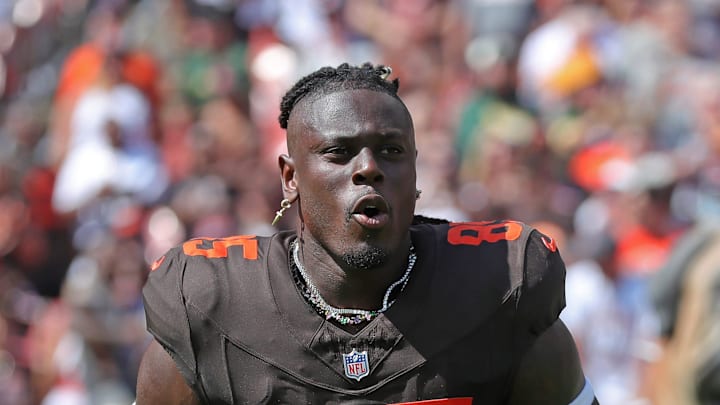 Cleveland Browns tight end David Njoku (85) takes the field before an NFL football game at Huntington Bank Field, Sept. 21, 2025, in Cleveland, Ohio.