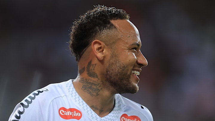 Neymar vive expectativa de começar jogando em Santos x Botafogo 
