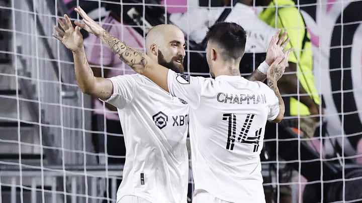 El argentino Gonzalo Higuaín y el canadiense Jay Chapman celebrando un tanto del Inter Miami durante la temporada 2021.