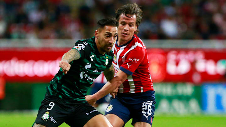 El argentino Marcelo Correa de Santos Laguna y Rubén González de Chivas durante el Clausura 2023. El argentino Marcelo Correa de Santos Laguna y Rubén González de Chivas durante el Clausura 2023.