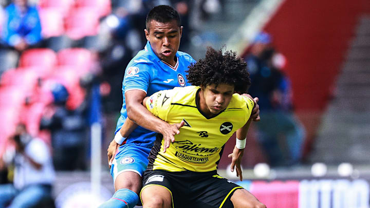 Jaiber Jiménez de Cruz Azul y el venezolano Eduard Bello de Mazatlán durante el Apertura 2022 de la Liga MX.