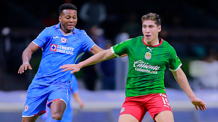 El ecuatoriano Michael Estrada de Cruz Azul y Luis Olivas de Chivas durante el Apertura 2022 de la Liga MX.