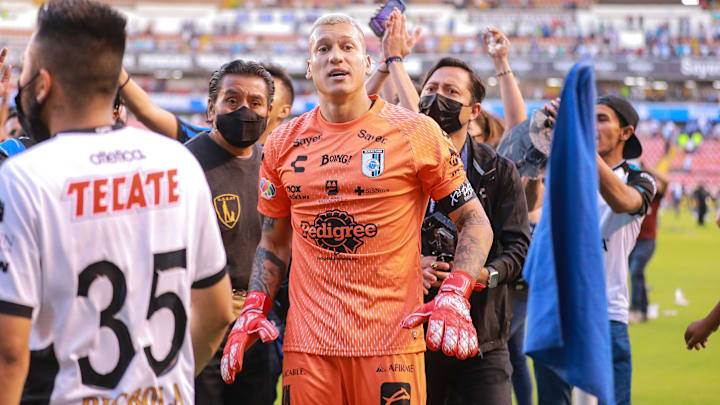 El arquero del Querétaro, el uruguayo Washington Aguerre, intentó calmar los ánimos de los aficionados que generaron violencia.