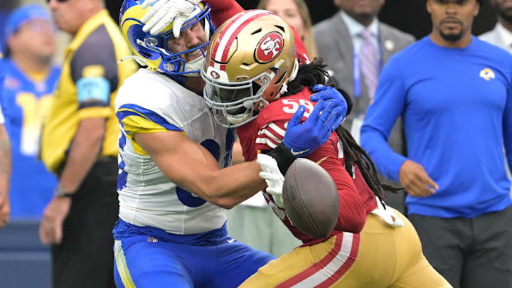 San Francisco 49ers linebacker De'Vondre Campbell (59) fouls Los Angeles Rams tight end Tyler Higbee (89) in the fourth quarter at SoFi Stadium.