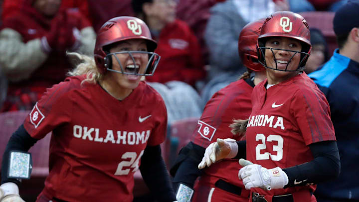 Oklahoma's Tiare Jennings (23) and Jayda Coleman (24)