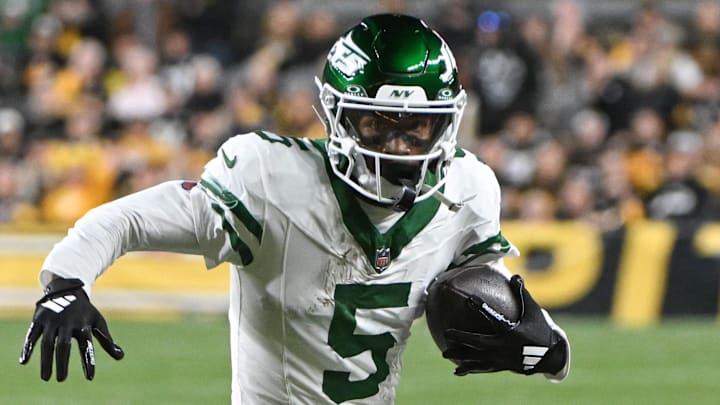 Oct 20, 2024; Pittsburgh, Pennsylvania, USA; New York Jets wide receiver Garrett Wilson (5) runs against the Pittsburgh Steelers during the first quarter at Acrisure Stadium. Oct 20, 2024; Pittsburgh, Pennsylvania, USA; New York Jets wide receiver Garrett Wilson (5) runs against the Pittsburgh Steelers during the first quarter at Acrisure Stadium.