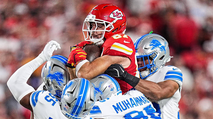 Travis Kelce took a bunch of big hits on this one play vs. the Lions. 