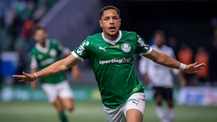 Vitor Roque vive bom momento com a camisa alviverde