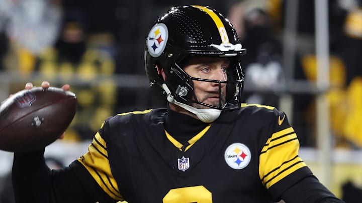 Pittsburgh Steelers quarterback Aaron Rodgers (8).