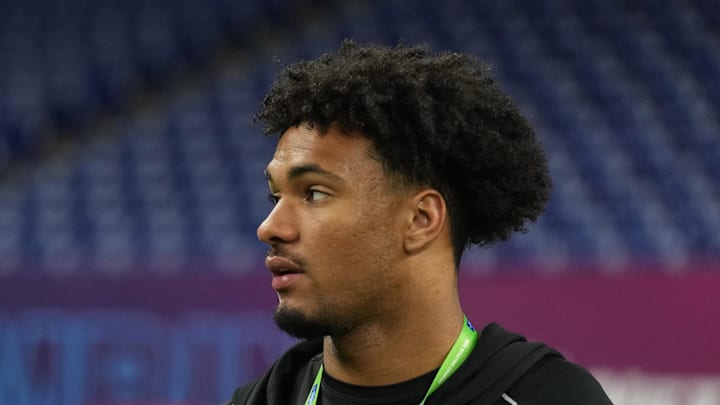Feb 27, 2026; Indianapolis, IN, USA; New Orleans Saints scout Josh Hill (left) talks with Oregon tight end Kenyon Sadiq (TE23) during the NFL Scouting Combine at Lucas Oil Stadium. Mandatory Credit: Kirby Lee-Imagn Images