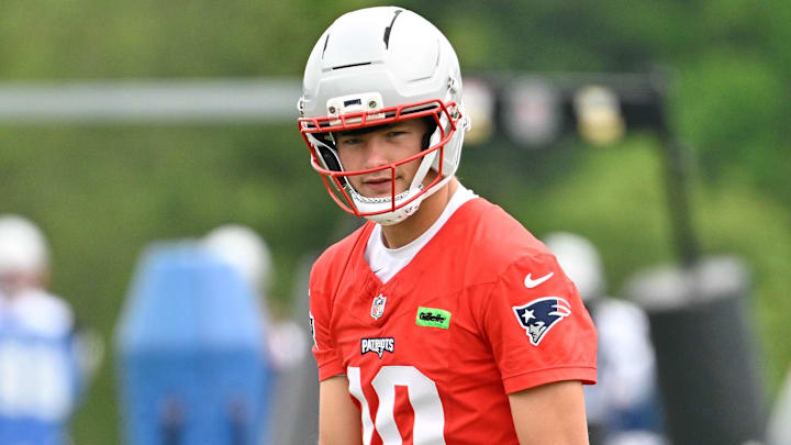 Jun 9, 2025; Foxborough, MA, USA; New England Patriots quarterback Drake Maye (10) before the snap of the ball during minicamp at Gillette Stadium. Mandatory Credit: Eric Canha-Imagn Images Jun 9, 2025; Foxborough, MA, USA; New England Patriots quarterback Drake Maye (10) before the snap of the ball during minicamp at Gillette Stadium. Mandatory Credit: Eric Canha-Imagn Images