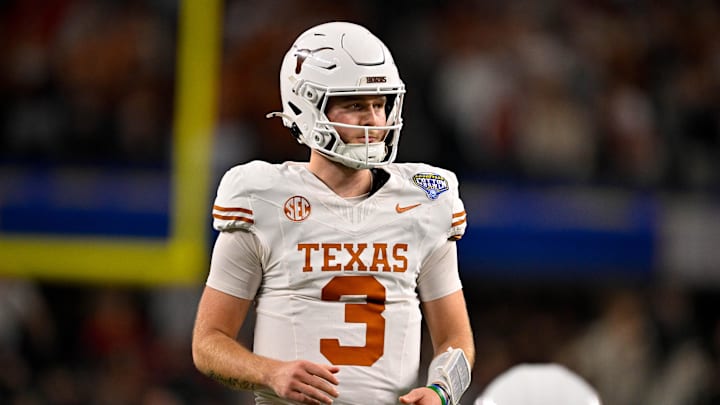 Texas Longhorns quarterback Quinn Ewers in action during the game between the Texas Longhorns and the Ohio State Buckeyes at AT&T Stadium. 