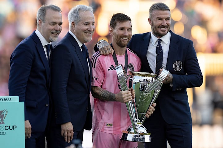 ลิโอเนล เมสซี่โพสท่ากับเดวิด เบ็คแฮม