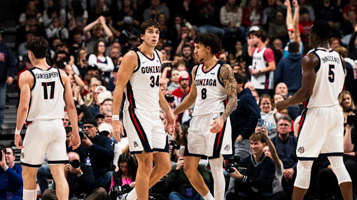Gonzaga Bulldogs Braden Huff (34) and Jalen Warley (8).