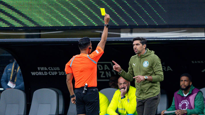 Abel Ferreira recebeu cartão amarelo na estreia do Palmeiras e está pendurado na Copa de Clubes