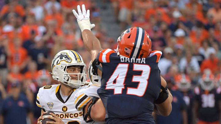 Sep 13, 2025; Champaign, Illinois, USA; Western Michigan Broncos quarterback Brady Jones (10) looks to pass as Illinois Fighting Illini linebacker Joe Barna (43) defends during the first half at Memorial Stadium. Mandatory Credit: Ron Johnson-Imagn Images Sep 13, 2025; Champaign, Illinois, USA; Western Michigan Broncos quarterback Brady Jones (10) looks to pass as Illinois Fighting Illini linebacker Joe Barna (43) defends during the first half at Memorial Stadium. Mandatory Credit: Ron Johnson-Imagn Images