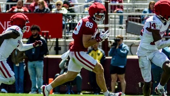 Oklahoma tight end Hayden Hansen runs after a catch in the spring game. Oklahoma tight end Hayden Hansen runs after a catch in the spring game.