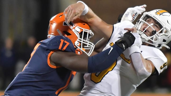 Illinois Fighting Illini linebacker Gabe Jacas (17). Illinois Fighting Illini linebacker Gabe Jacas (17).