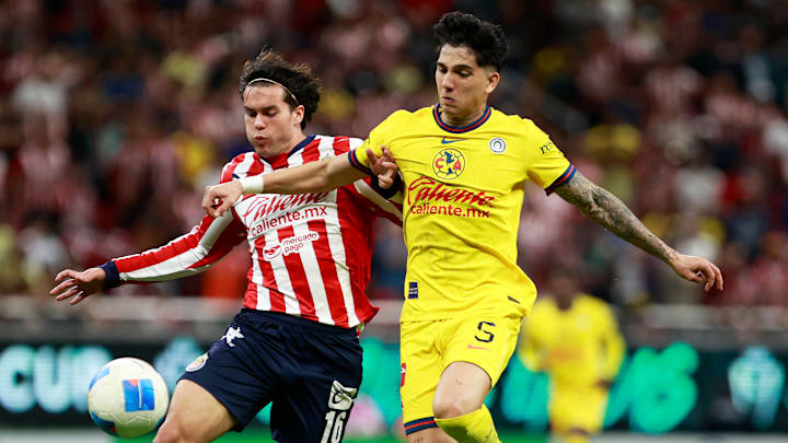 Cade Cowell de Chivas y Kevin Álvarez del América compiten por el esférico en los octavos de Ida
